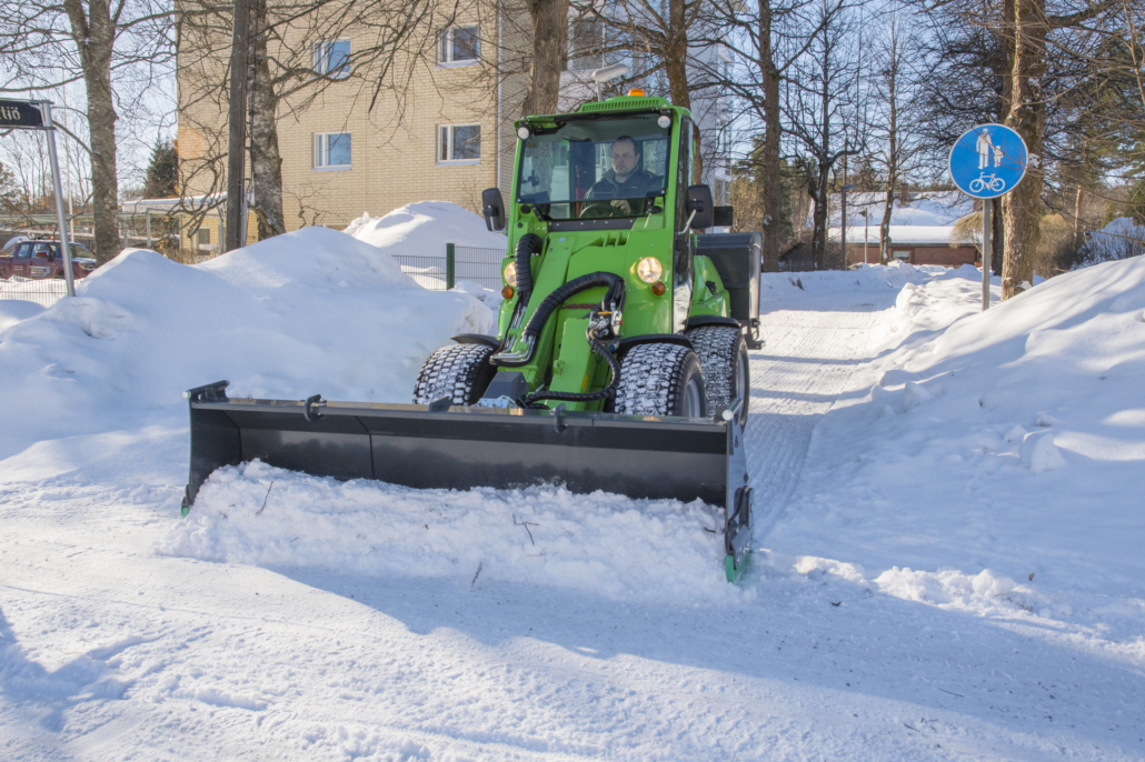 schneeschild-verstellbar-in-der-breite Minilader Hoflader Radlader