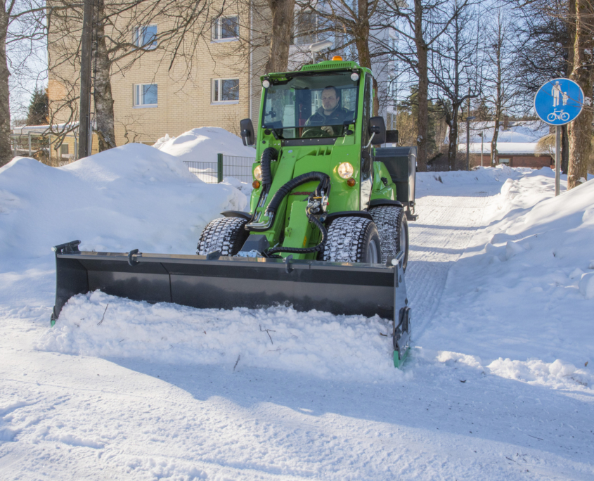 schneeschild-verstellbar-in-der-breite Minilader Hoflader Radlader
