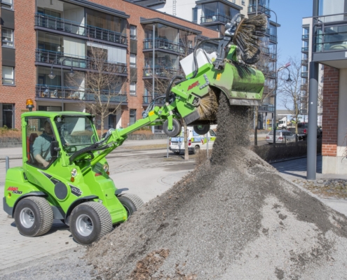 Avant Hoflader mit Kehrmaschine