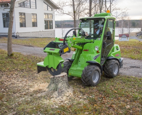 Baumaschinen Avant mit Baumstumpfräse