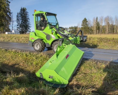 Baumaschinen mit Seitenmulcher Avant