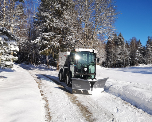 Multihog CV350 Kehrmaschine mit Schneeschild