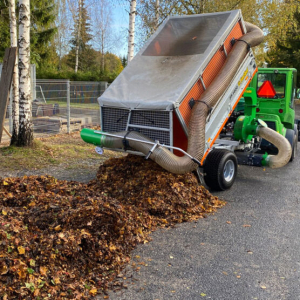 Foresteel FT-1600 Laubsauger beim Ausleeren
